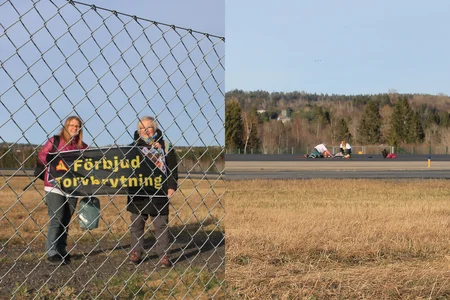 Två kvinnor som är på Sundvalls flygplats och gör en aktion mot torvbrytningen i samband med flygaktionerna.