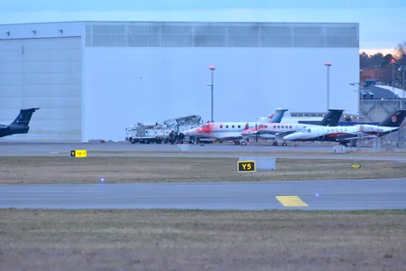 Flygplan på bromma flygplan, polisbiler och aktivister efter aktionen.