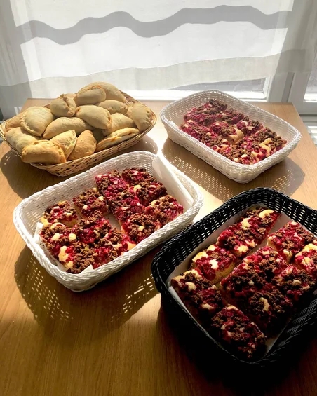 Hembakta piroger och vinbärskaka från en Grimsåsbo