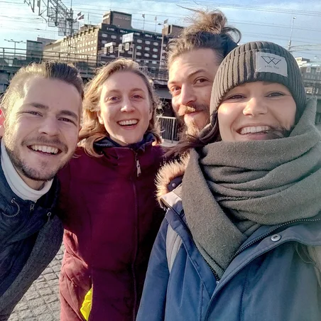 Selfie av fyra vänner som är aktiv hos Återställ Våtmarker