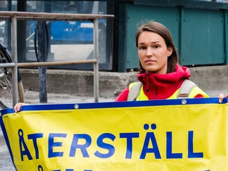 Person med Återställ Våtmarker-banner.