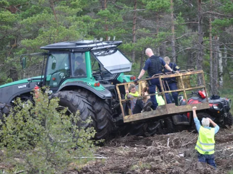 Miljöaktivister som transporteras bort från polisen från protesten mot miljöbrottet
