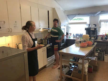 Två personer i ett kök som laga mat för aktivisterna