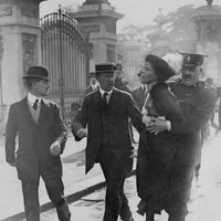 Emmeline Pankhurst som lyftas bort av en polisman