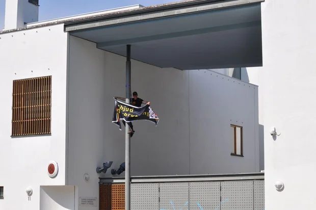 Aktivist från Återställ Våtmarker med en banner på den finska ambassaden