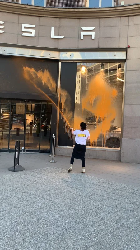 Aktivist från Återställ Våtmarker sprayar Tesla butik i Stockholm