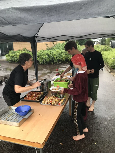 Personer som tar mat på festen som arrangerades av Grimsåsboarna