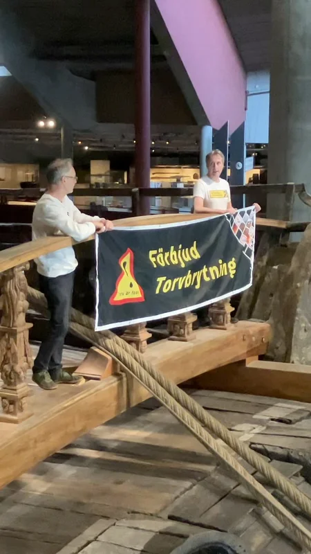Aktivister från Återställ Våtmarker demonstrerar på Vasaskeppet i Stockholm mot torvbrytning.