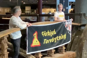 Aktivister från Återställ Våtmarker demonstrerar på Vasaskeppet i Stockholm mot torvbrytning.