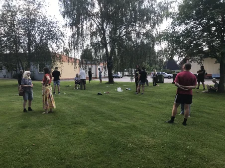 Träning i fredligt motstånd under helgen innan aktionen. Här tränas intervjuer.