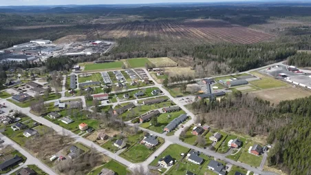 Flygbild av byn Grimsås med torvbrot i bakgrunden