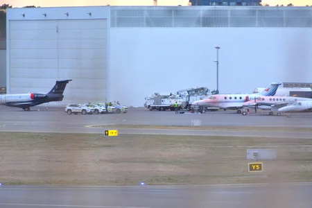 Flygplan på bromma flygplan, polisbiler och aktivister efter aktionen.