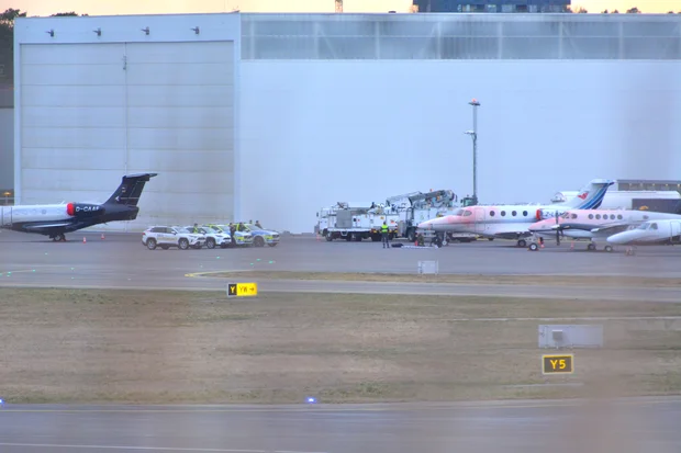 Flygplan på bromma flygplan, polisbiler och aktivister efter aktionen.