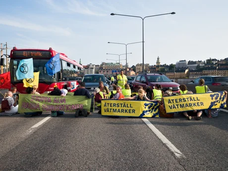 Många aktivister blockera alla fil på centralbron i Stockholm