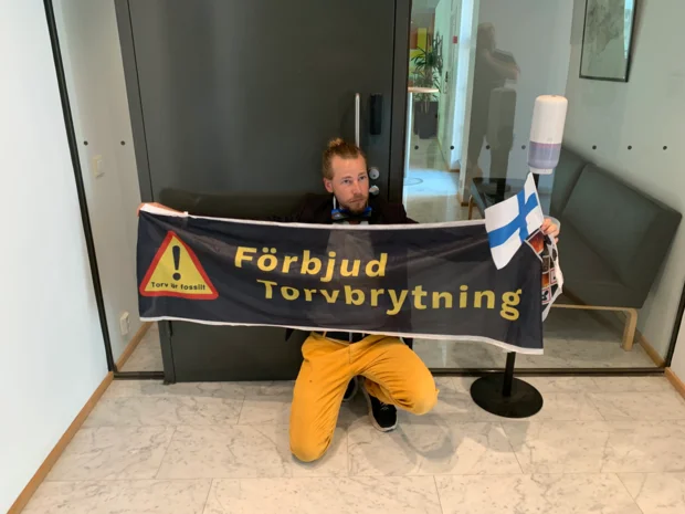 Aktivist fastlåst i Finnlands ambassaden 