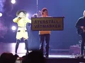 Aktivist med banner på scen medan Miss Li sjunger på Idol finalen