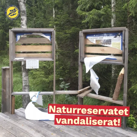 Vandaliserade skyltar av naturreservatet på Grimsås mosse