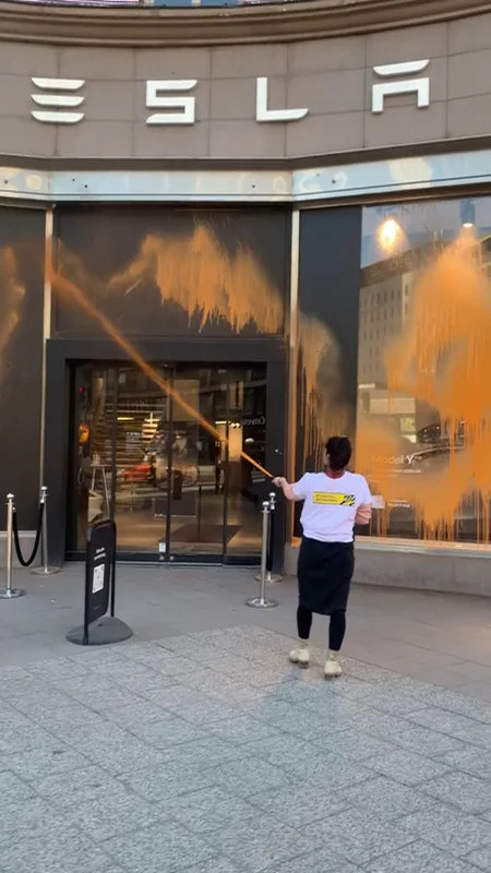 Roxy, aktivist från Återställ Våtmarker färger Teslas butik i Stockholm