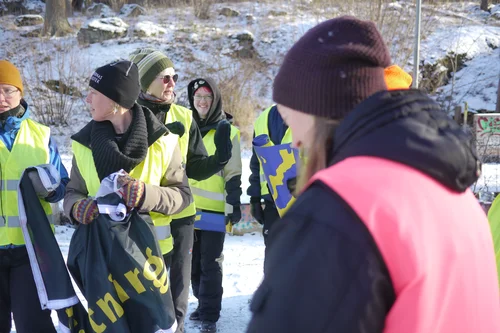Aktionsträning med flera deltagare ute som testa en "slow walk"