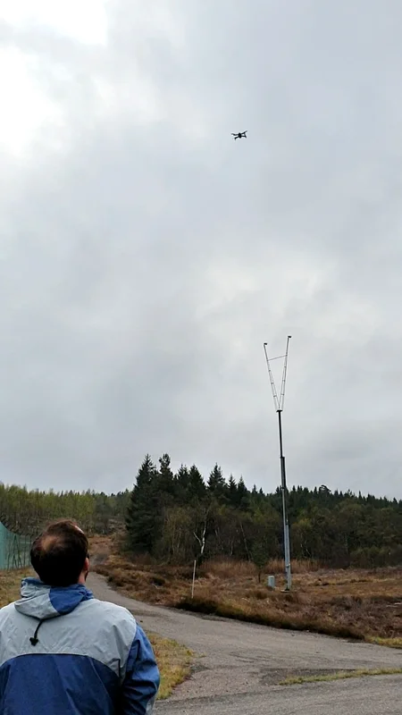 Aktivist från Återställ Våtmarker som styr en drönare över flygplatsen i Landvetter.
