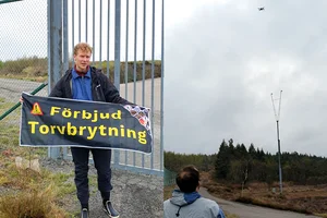 Collage av två bilder från aktionen med drönaren över landningsbanan av flygplatsen i Landvetter.