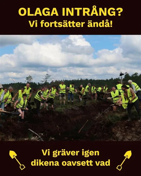 Grupp med aktivister på Grimsås mosse som gräver igen ett dike. Övertext: "Olaga Intrång? Vi fortsätter ändå". Undertext: "Vi gräver igen dikena oavsett vad".