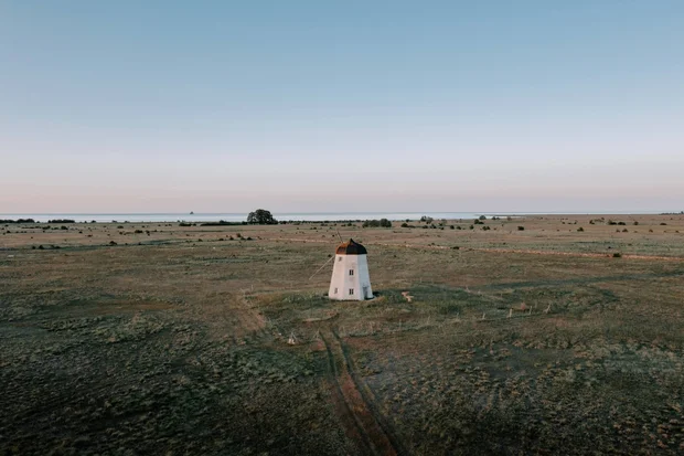 Väderkvarn på Gotland med Östersjön i bakgrunden