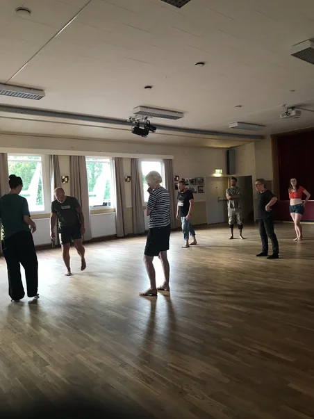 Människor i ett stort rum som verkar dansar
