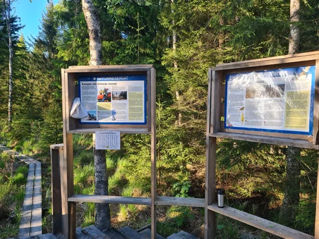 Skyltar av det olydiga naturreservatet på Grimsås mossen