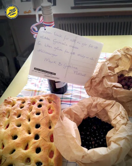 Hembakad och vin från Grimsåsbo med ett tackande brev