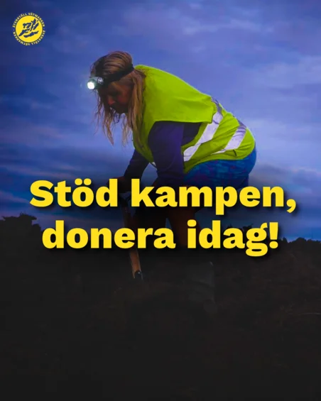 Kvinna pluggar igen ett torvdike på Grimsås mosse. Text: "Stöd kampen, donera idag!"