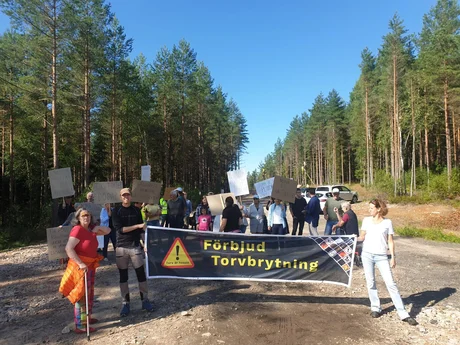 Stödprotest med människor som bor i Grimsås och som stödjar Återställ Våtmarker.