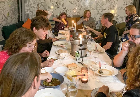 Människor vid en middag i samband med en social event från Återställ Våtmarker
