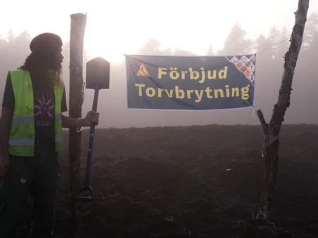 Activist and banner ‘Ban peat extraction’ at Grimsås mosse