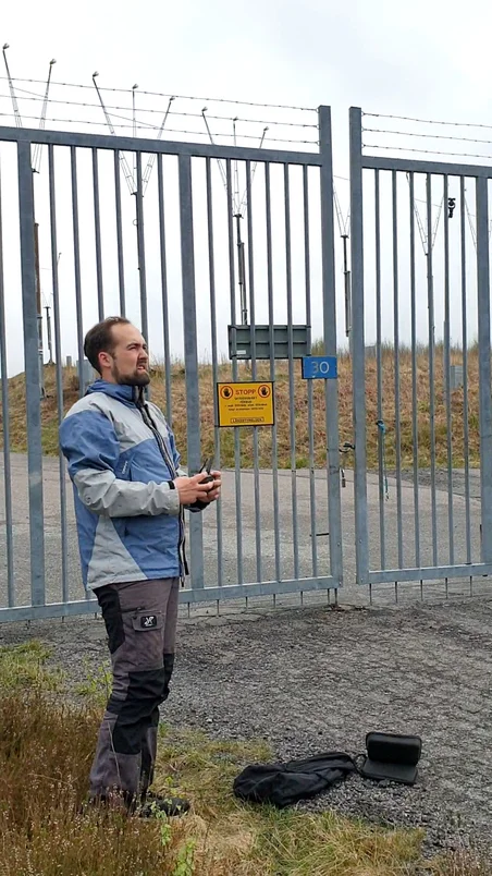 Aktivist från Återställ Våtmarker som styr en drönare över flygplatsen i Landvetter.