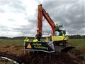 Flera människor som blockerar en baggare på en klimatskadlig torvbrott.