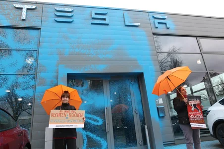 Bild av liknande aktion mot Tesla i Tyskland.