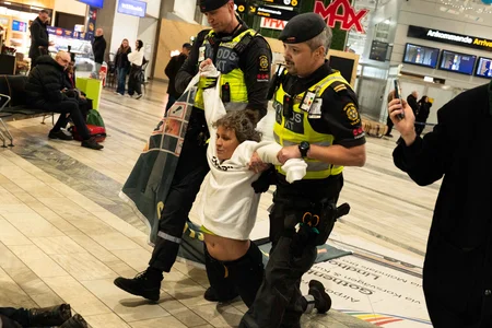 Säkerhetspersonal lyfter bort aktivist från Återställ Våtmarker 