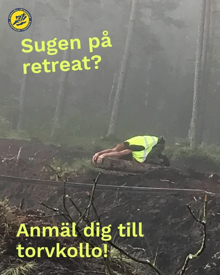 Människa på en torvbrytning som stretchar sig