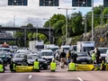 Aktivister som blockerar alla fil av motorväg E4 med många biler i bakgrund