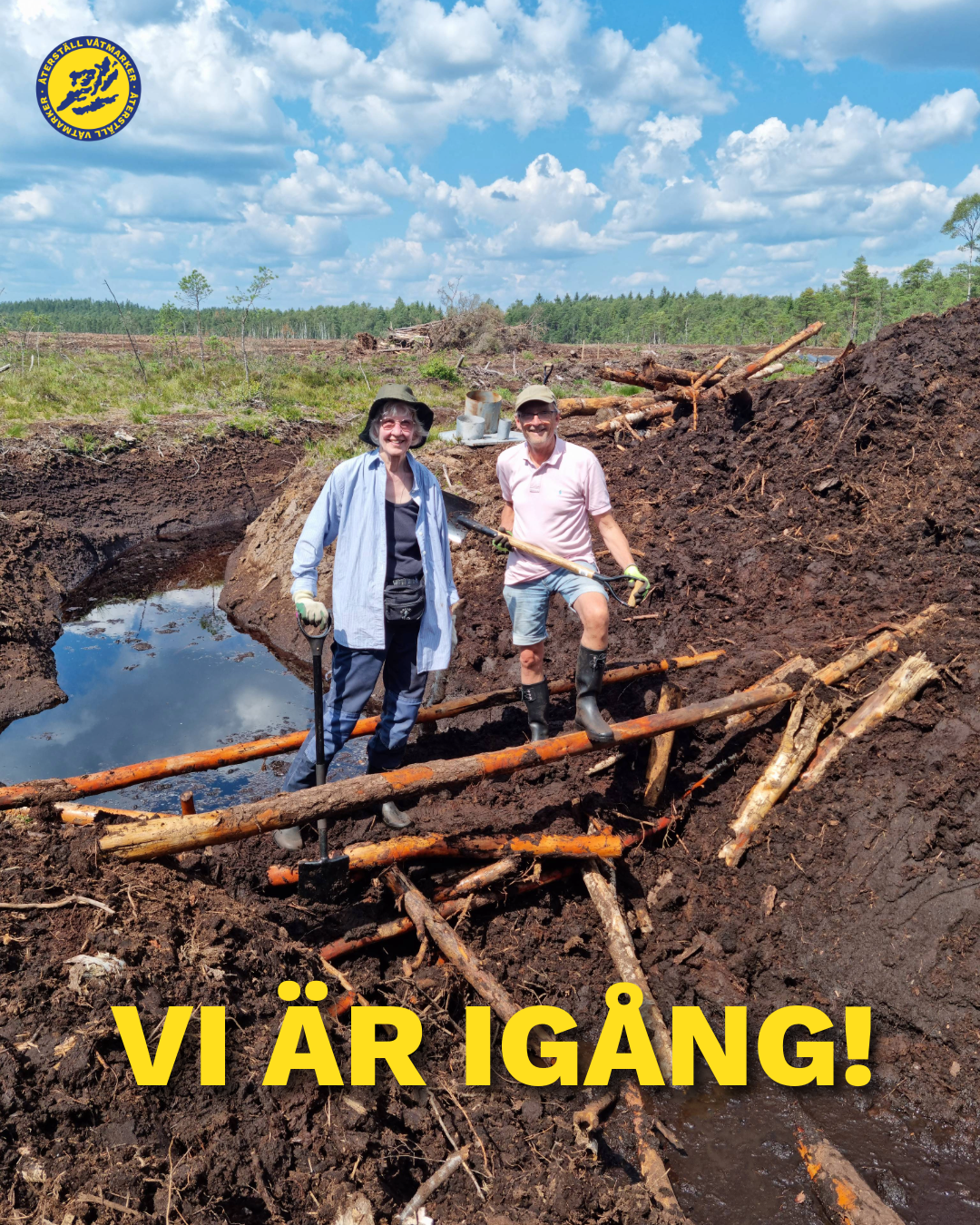 Två aktivister på Grimsås mosse som gräver igen ett dike.