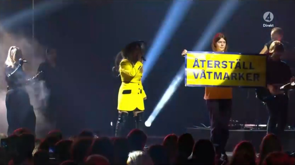 Klimataktivist på scenen mitt under idolfinalen