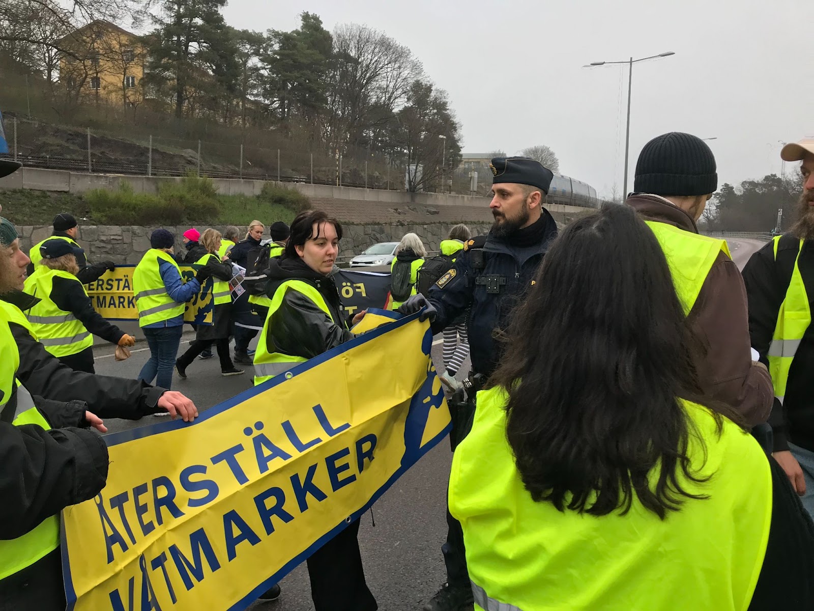 ÅTERSTÄLL VÅTMARKER-SUPPORTRAR INLÅSTA EFTER FREDLIG DEMONSTRATION PÅ TRANEBERGSBRON